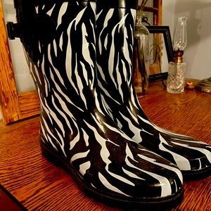 NWT Zebra Striped Rain boots Size8